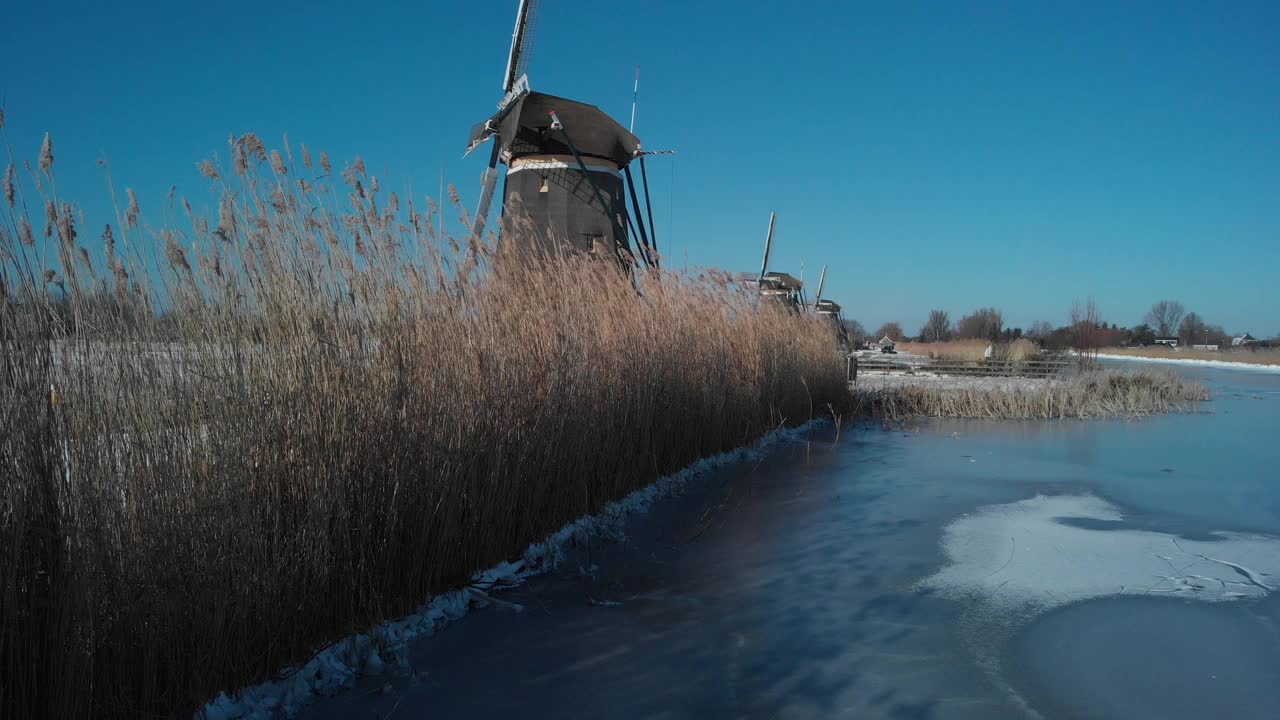 空中拍摄的Molendriegang Drie Molens在海牙附近被厚厚的积雪覆盖视频素材