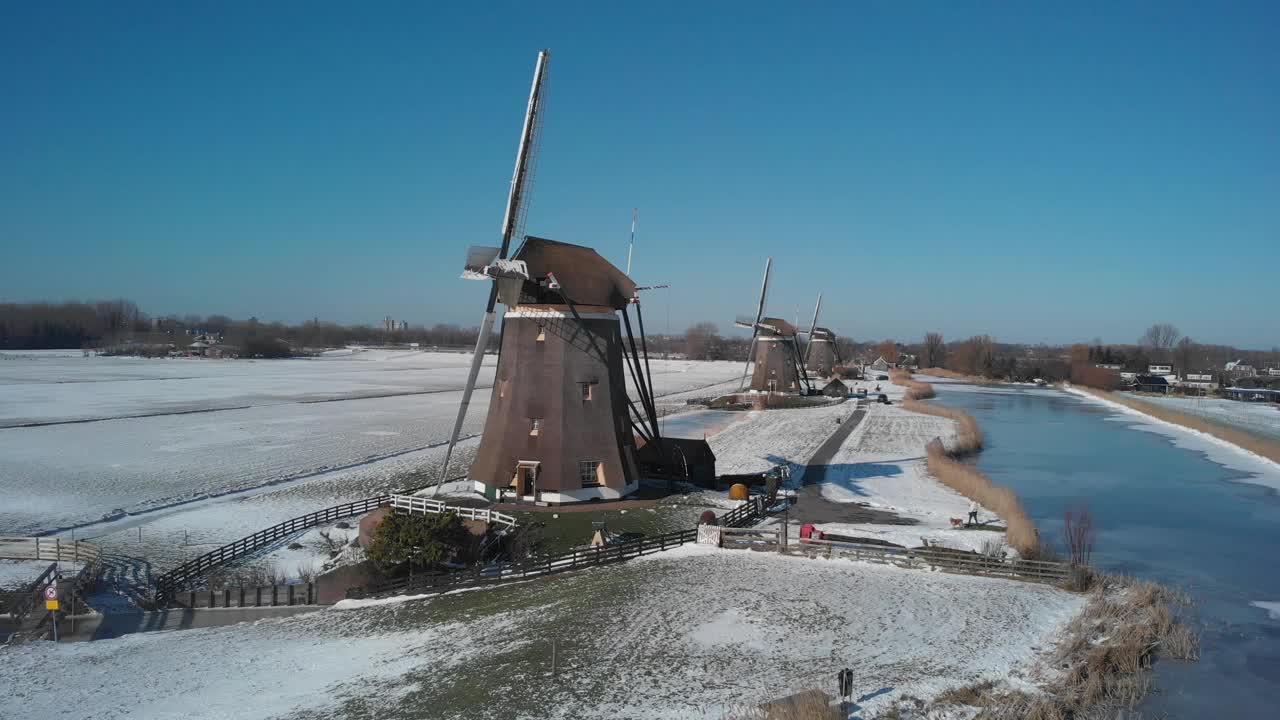 空中拍摄的Molendriegang Drie Molens在海牙附近被厚厚的积雪覆盖视频素材