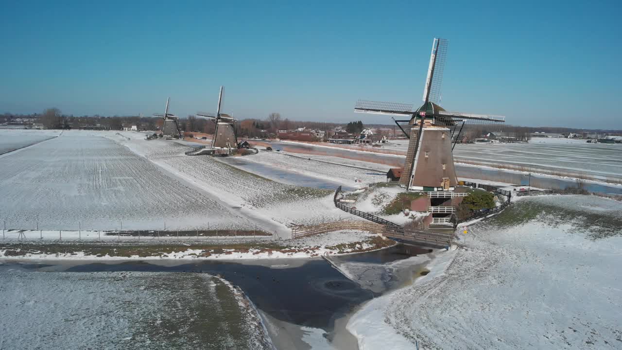 空中拍摄的Molendriegang Drie Molens在海牙附近被厚厚的积雪覆盖视频素材