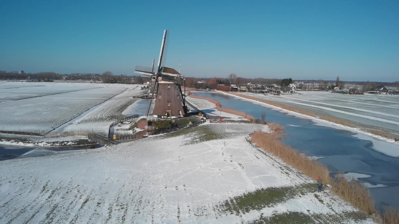 空中拍摄的Molendriegang Drie Molens在海牙附近被厚厚的积雪覆盖视频素材