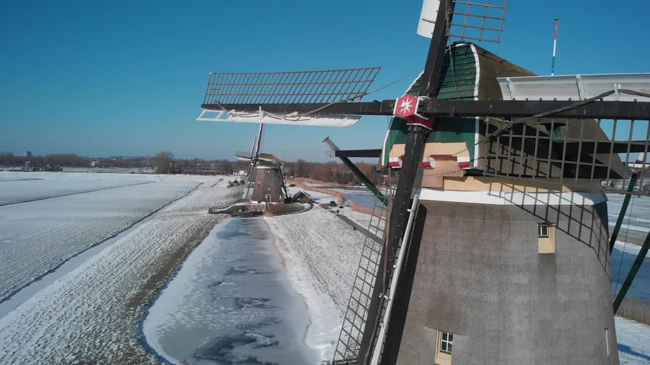 空中拍摄的Molendriegang Drie Molens在海牙附近被厚厚的积雪覆盖视频下载