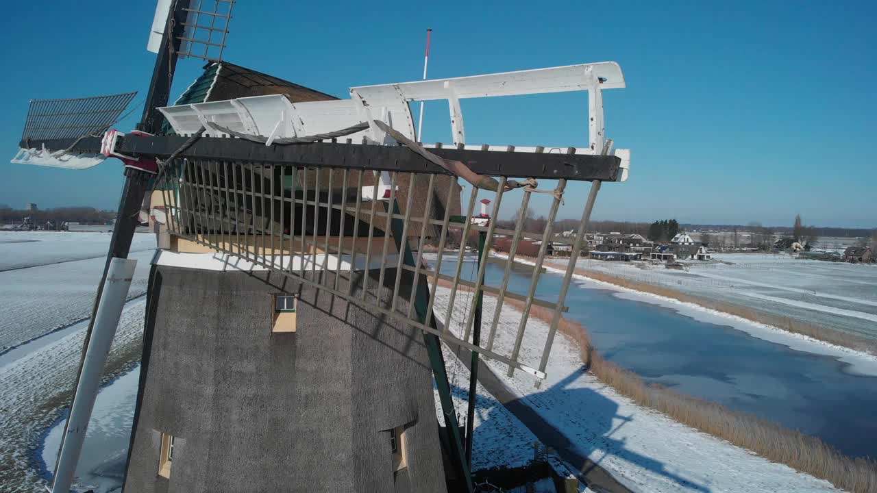 空中拍摄的Molendriegang Drie Molens在海牙附近被厚厚的积雪覆盖视频素材