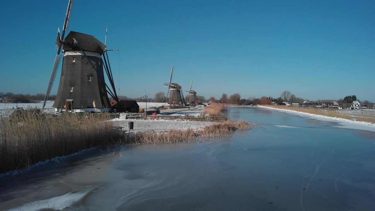 空中拍摄的Molendriegang Drie Molens在海牙附近被厚厚的积雪覆盖视频下载