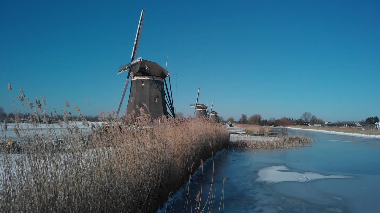 空中拍摄的Molendriegang Drie Molens在海牙附近被厚厚的积雪覆盖视频素材