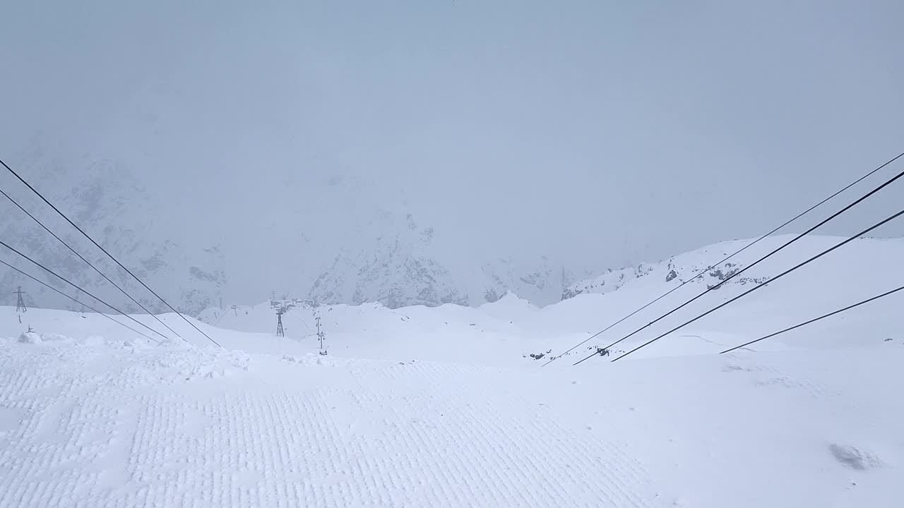 缓慢的运动。山顶积雪和滑雪场缆车的俯视图视频素材