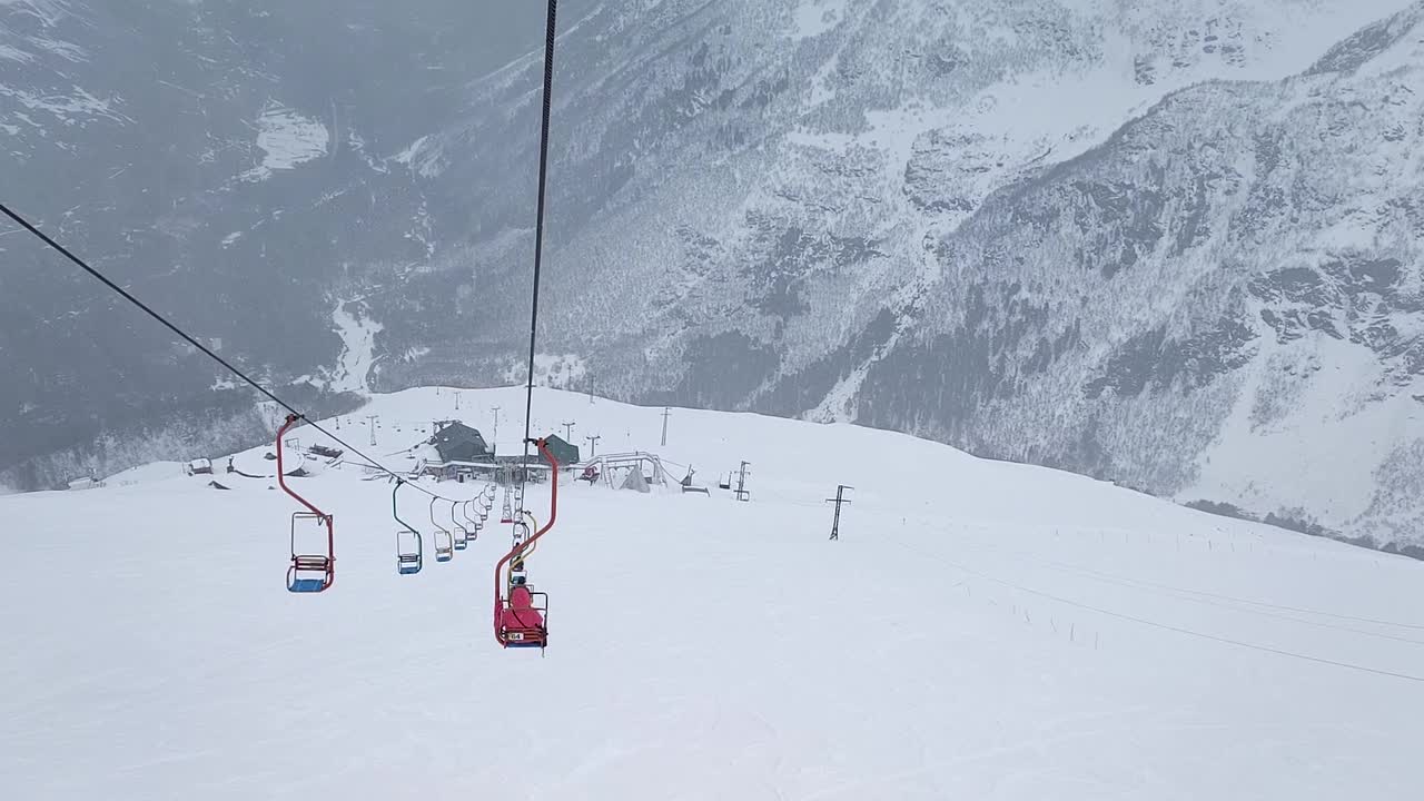 缓慢的运动。山顶滑雪坡道的俯视图和缆车与人视频素材