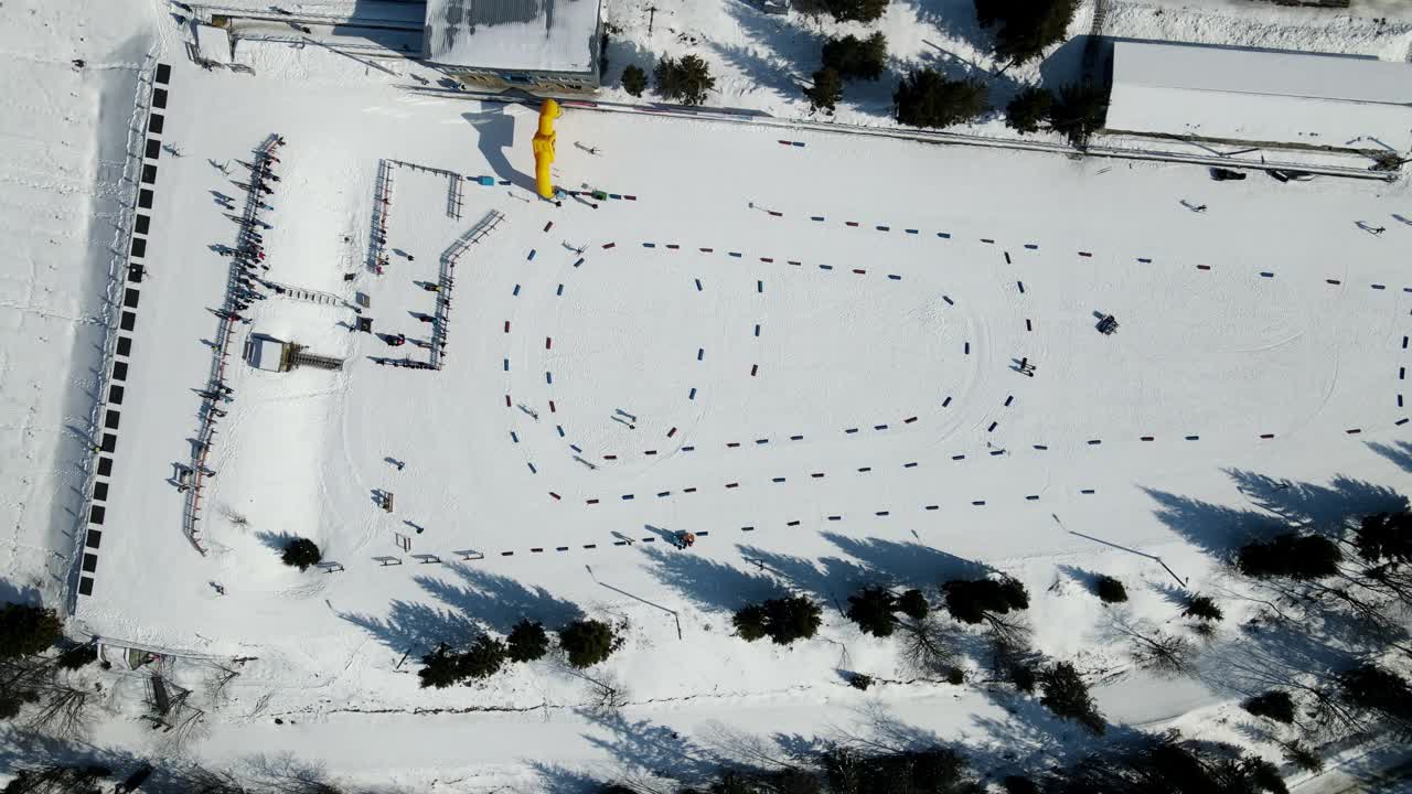 鸟瞰冬季冬季冬季两项马拉松滑雪训练基地。滑雪者跑完全程后进行训练视频素材