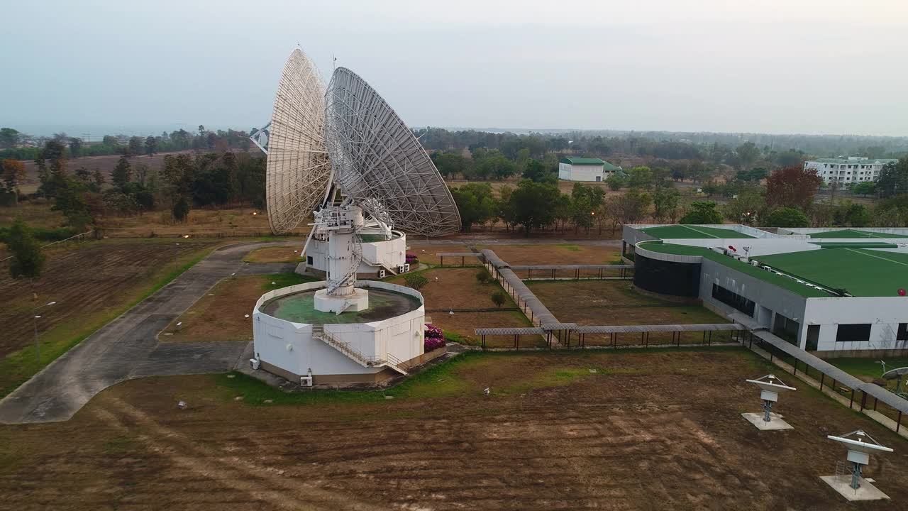 大型电信天线或无线电望远镜卫星碟形天线的鸟瞰图。视频素材