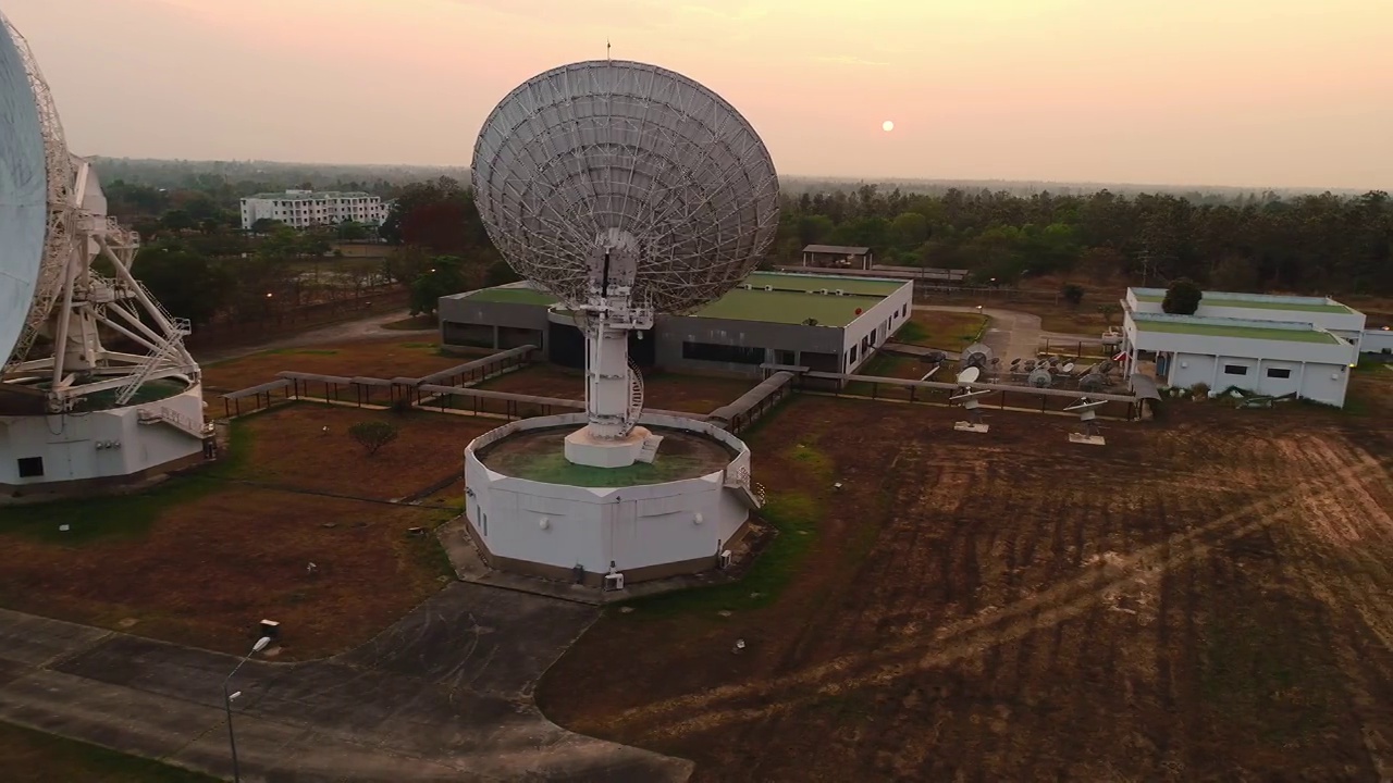 大型电信天线或无线电望远镜卫星天线和日落的鸟瞰图。视频素材