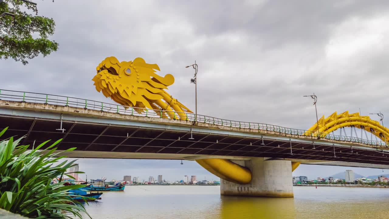 越南中部岘港市一座五彩缤纷的龙桥的白昼时间视频素材