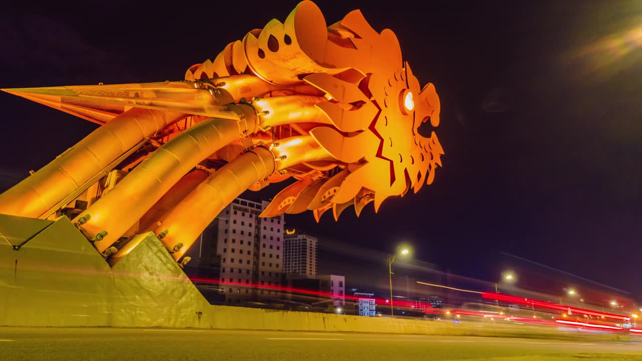 越南中部岘港市一座五彩缤纷的龙桥的夜景视频素材