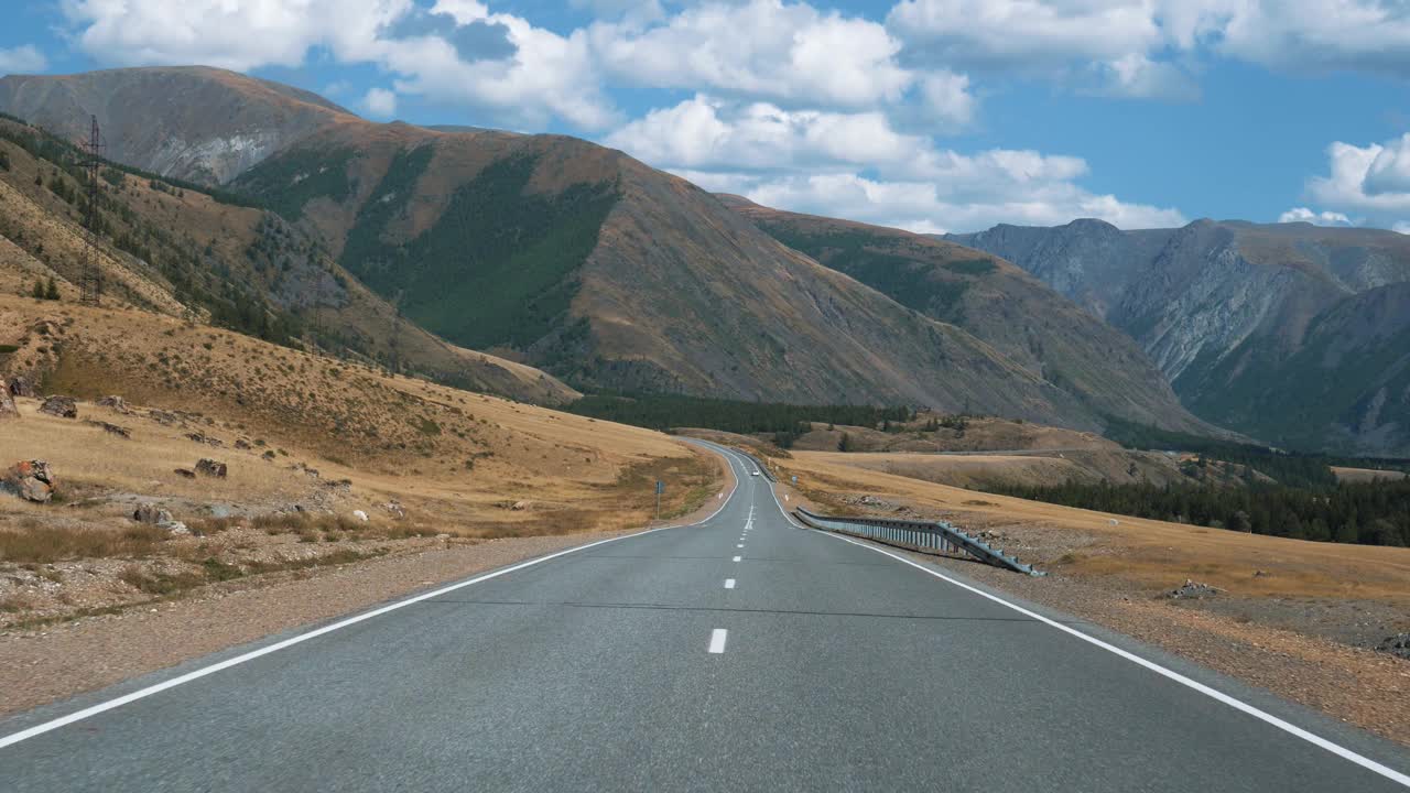 在山间空旷的公路上行驶视频素材