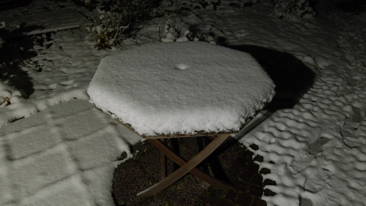 冬天的桌子被雪覆盖视频素材