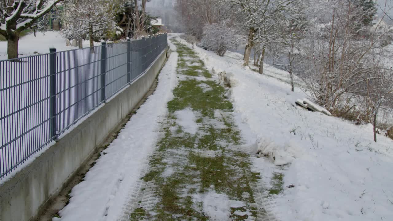 冬天的雪清扫了草甸小路视频素材