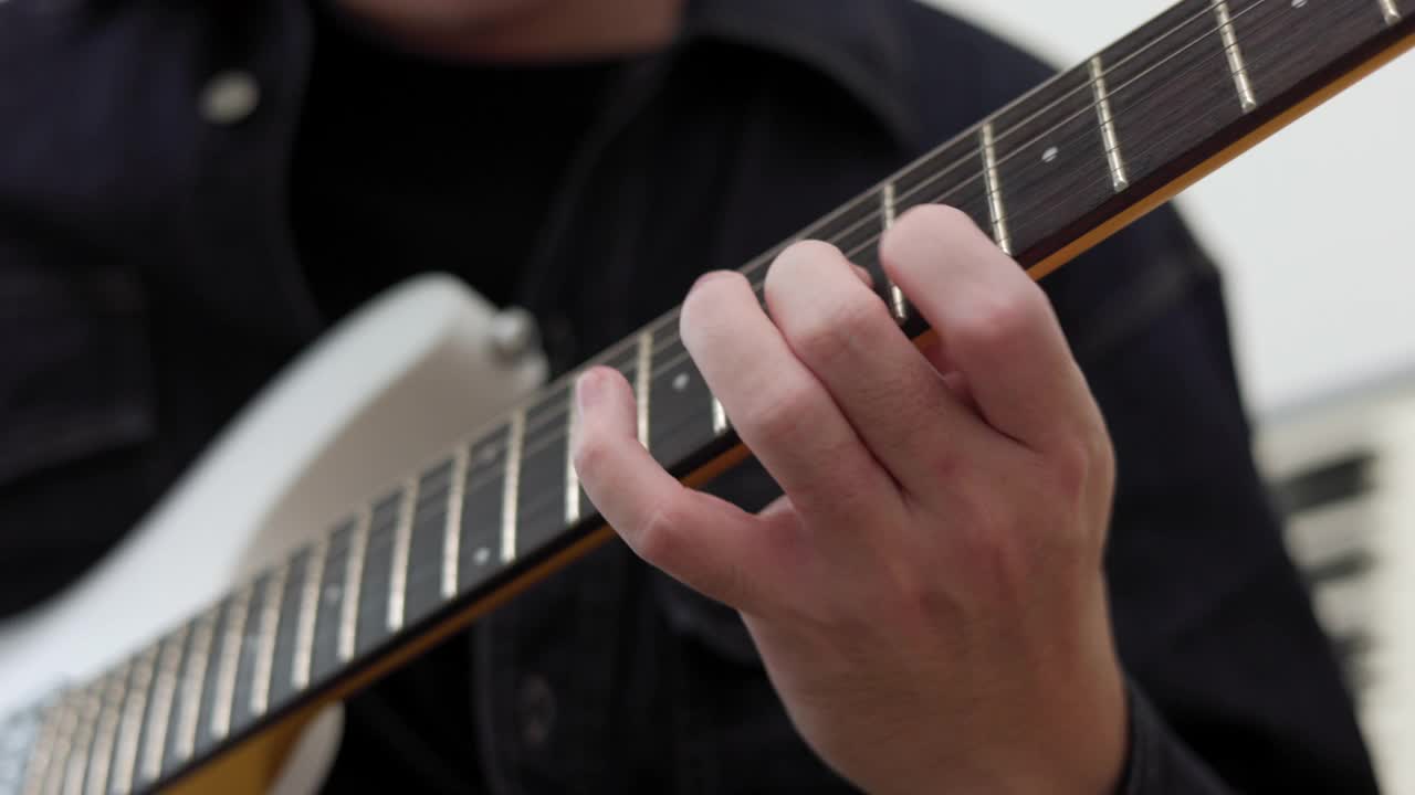 近手年轻人速度挑选rocker在家里玩电吉他在早上。年轻男子练习重金属音乐和独奏吉他视频素材