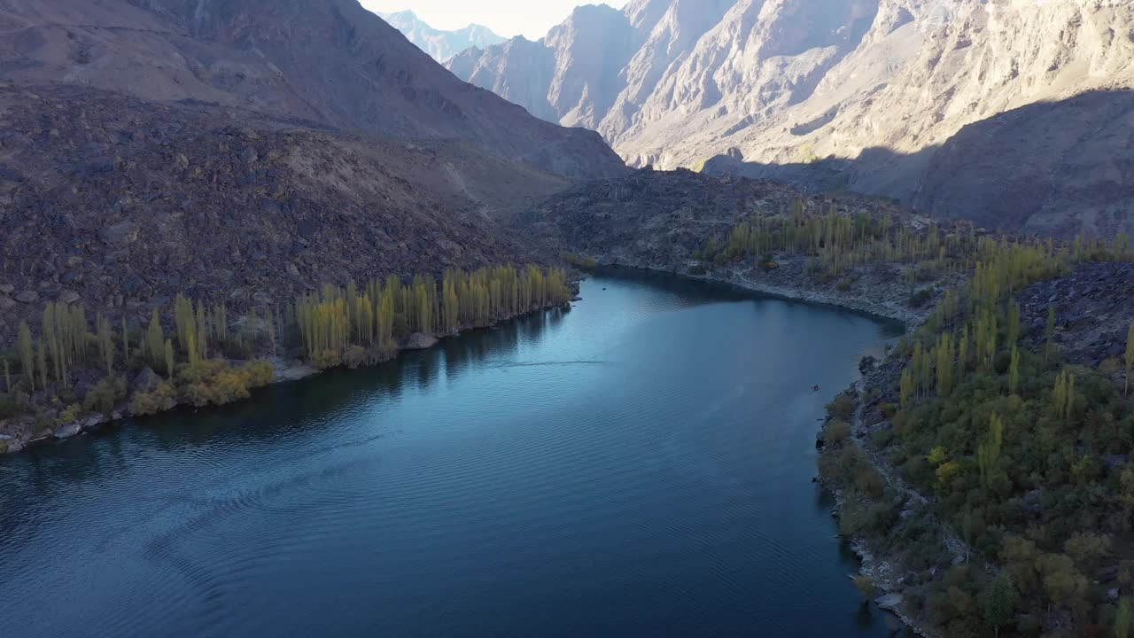 巴基斯坦北部山区阿塔巴特湖的鸟瞰图视频素材