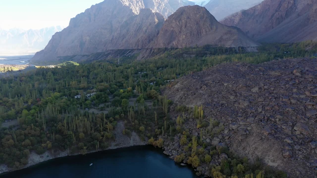 巴基斯坦北部山区阿塔巴特湖的鸟瞰图视频素材