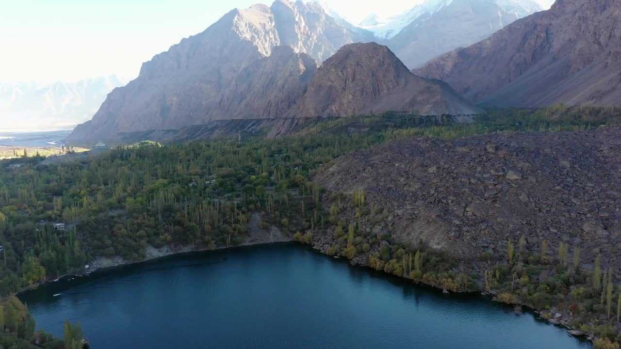 巴基斯坦北部山区阿塔巴特湖的鸟瞰图视频素材