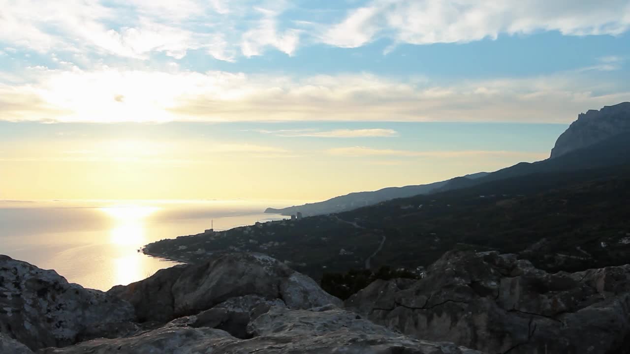 快乐的人爬到山顶，享受成功，欣赏美丽的海景和海岸视频素材