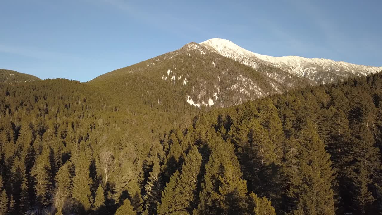 在雪山下飞翔视频下载