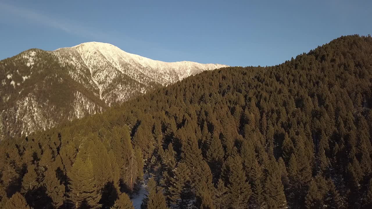 山脊后面露出山峰视频下载