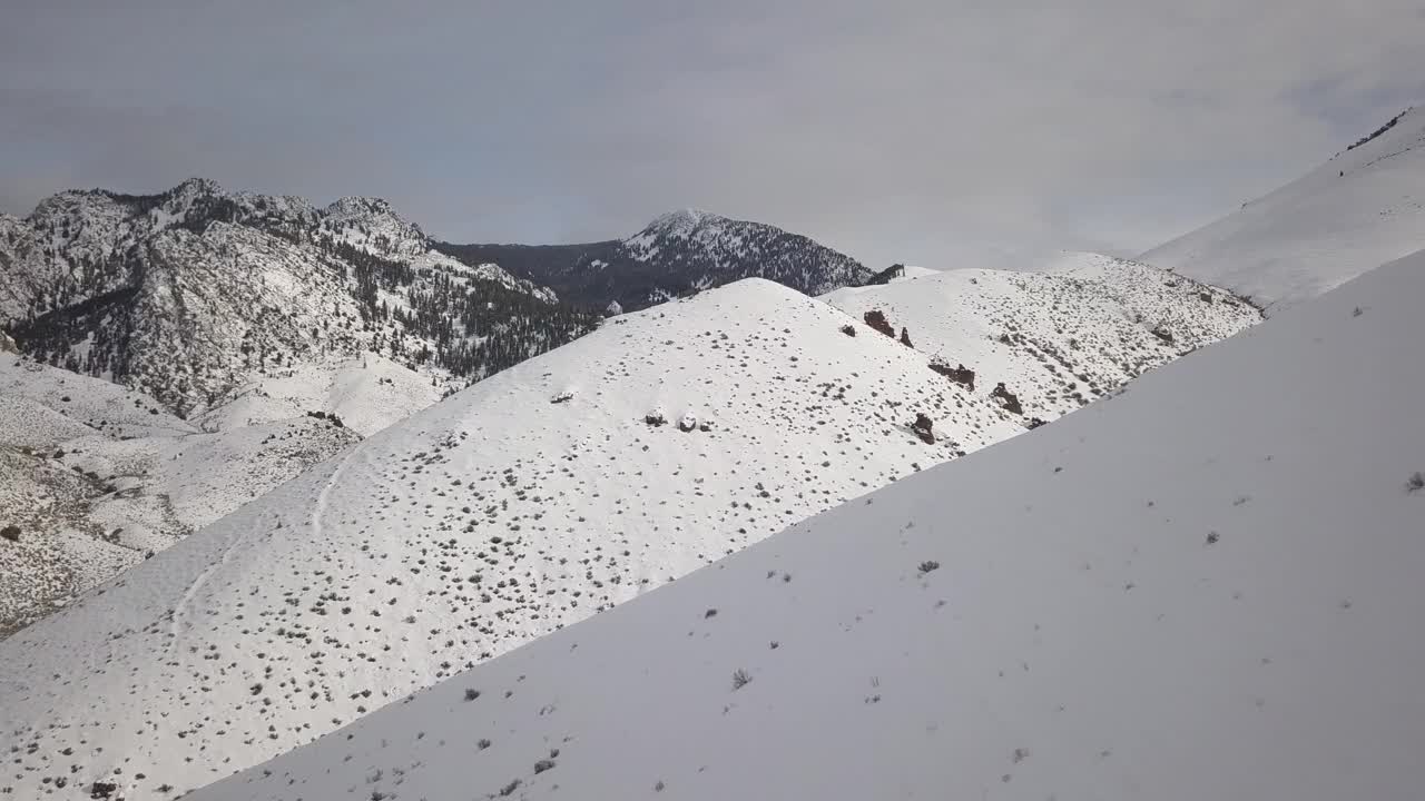 秃头白雪覆盖的山脉视频素材