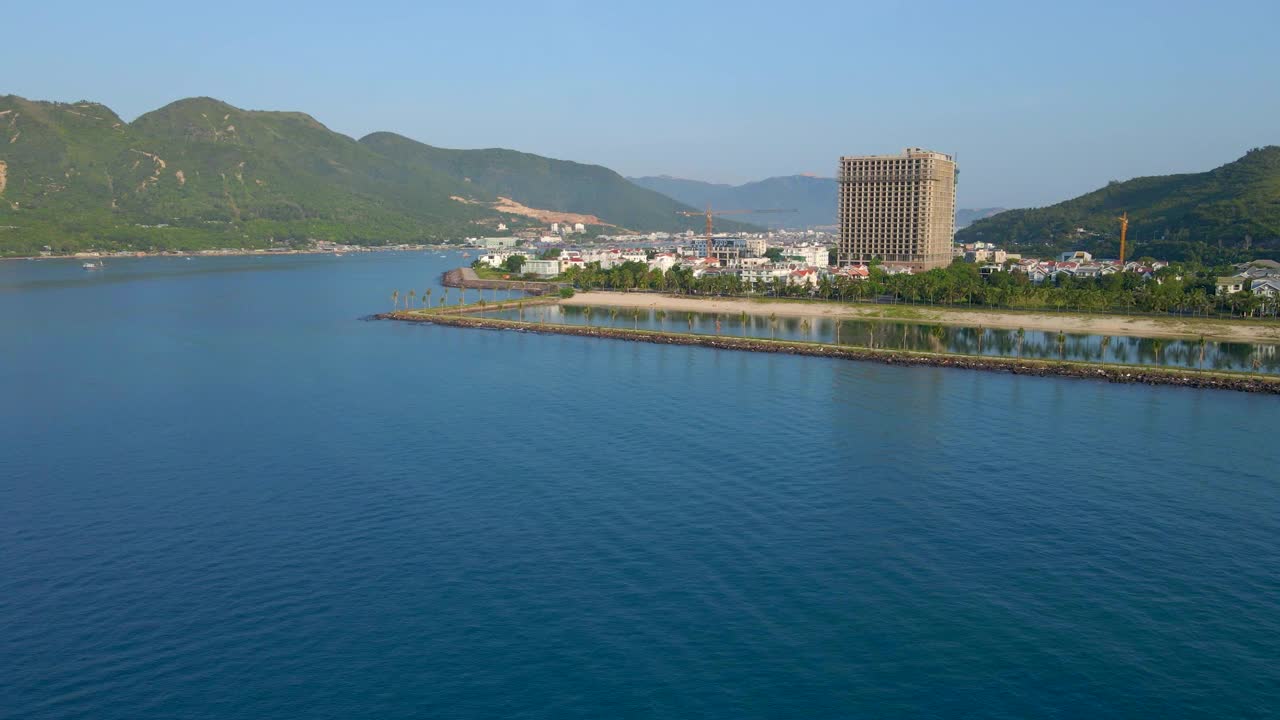 这是越南芽庄市安维恩区的航拍照片。越南南部的一个热门旅游目的地视频素材