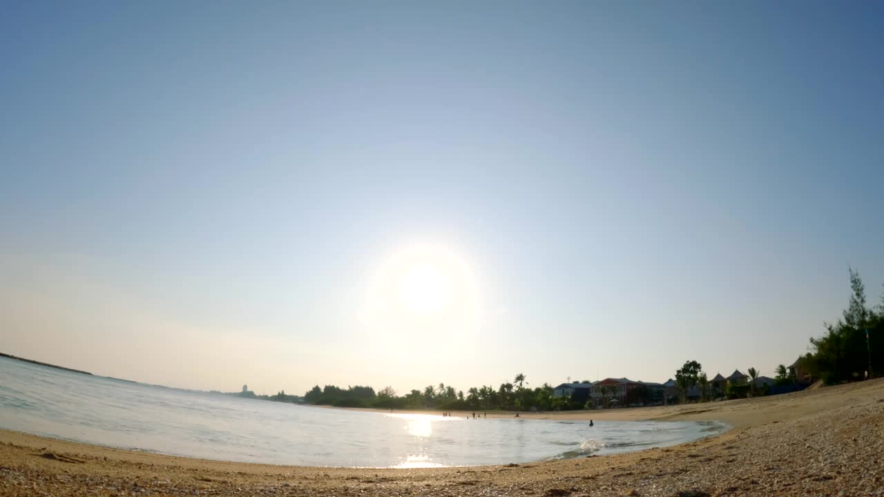 海滩上的日落与快乐的情绪。视频素材