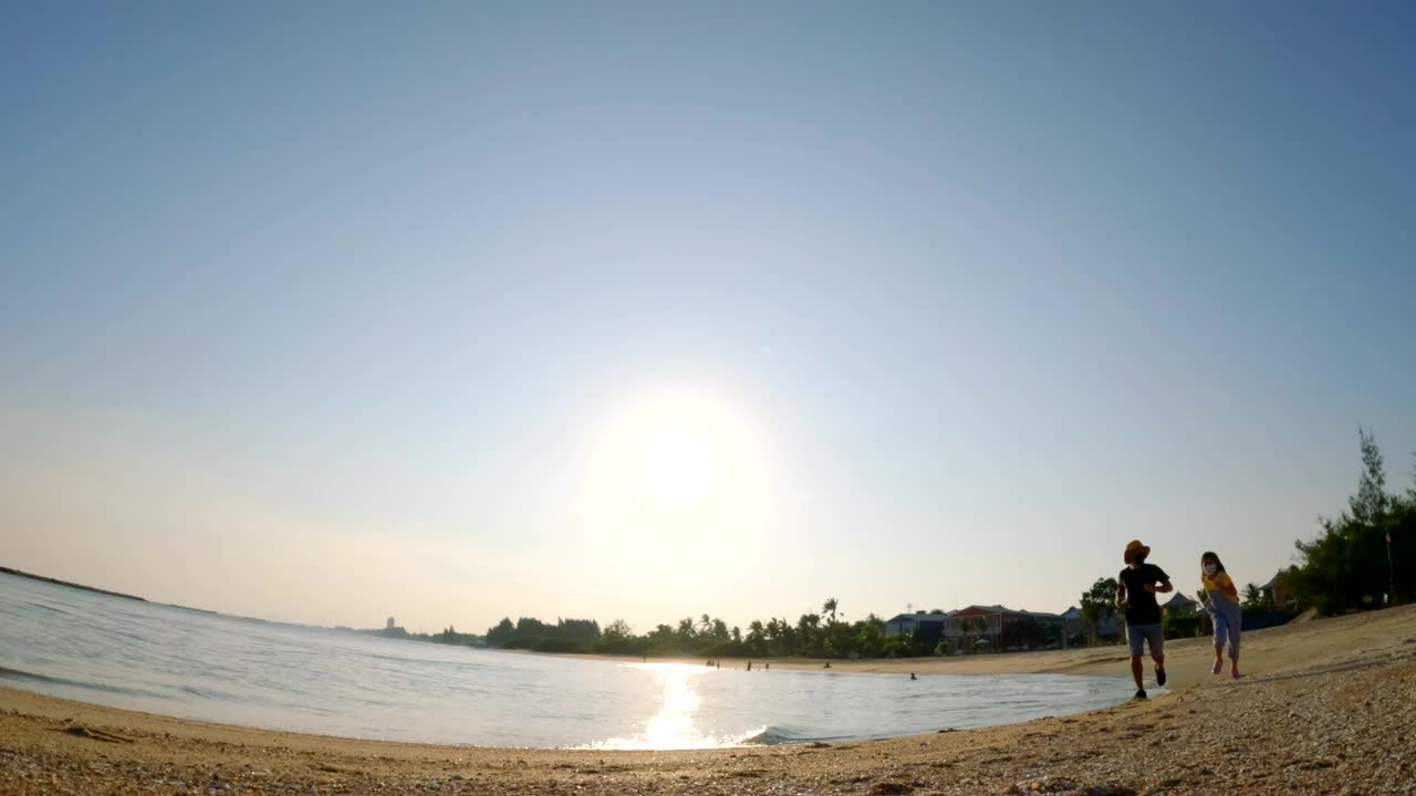 海滩上的日落与快乐的情绪。视频素材