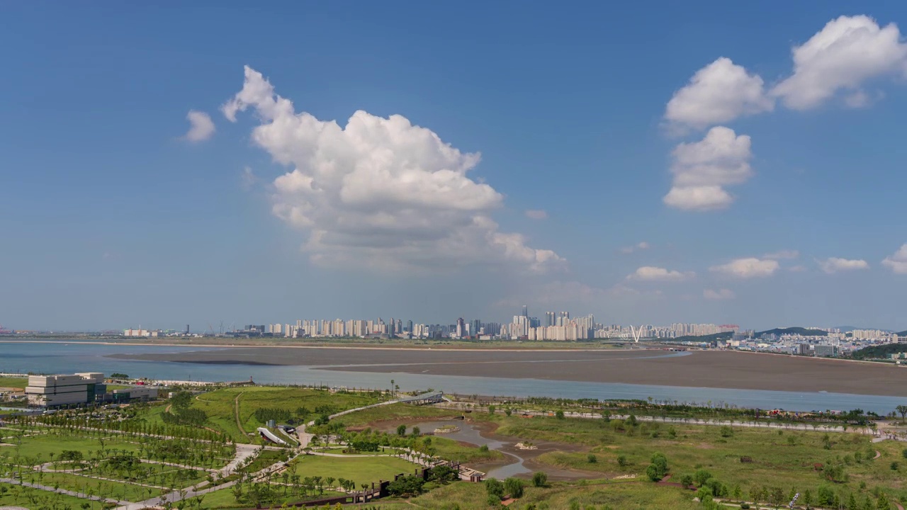 白天——韩国京畿道始兴市培歌新城市和松岛国际商圈中心的培歌生命公园视频素材