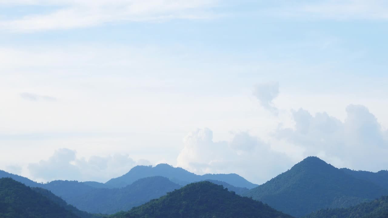 天空和山脉。视频素材