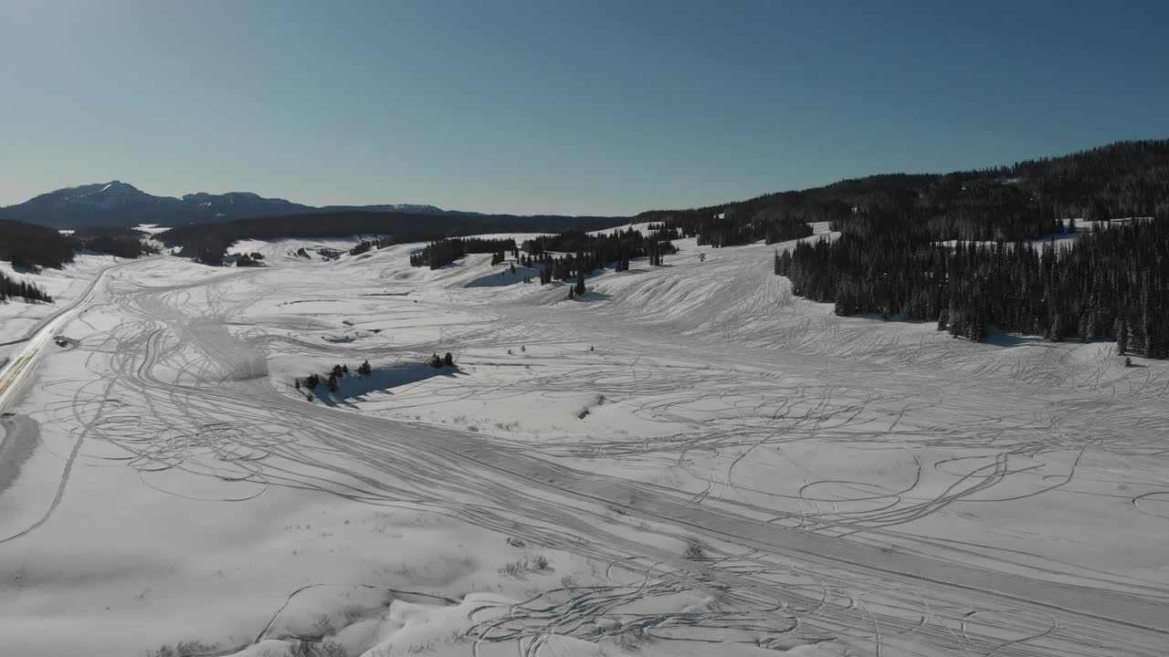 四辆摩托雪橇在流行的雪地上视频下载