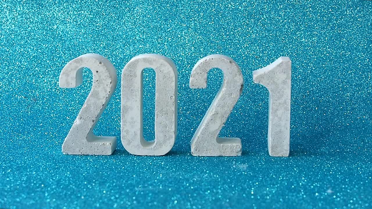 把手放下数字1，放进去数字2，数字2021变成了2022。2022年新年伊始的概念。视频素材