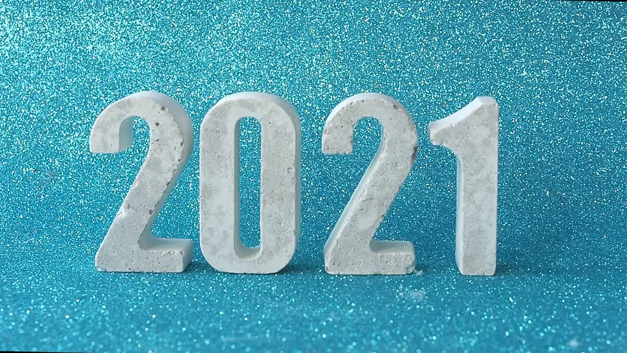 手拿掉数字1，放进数字2，数字2021变成了2022。2022年概念新年伊始。视频素材