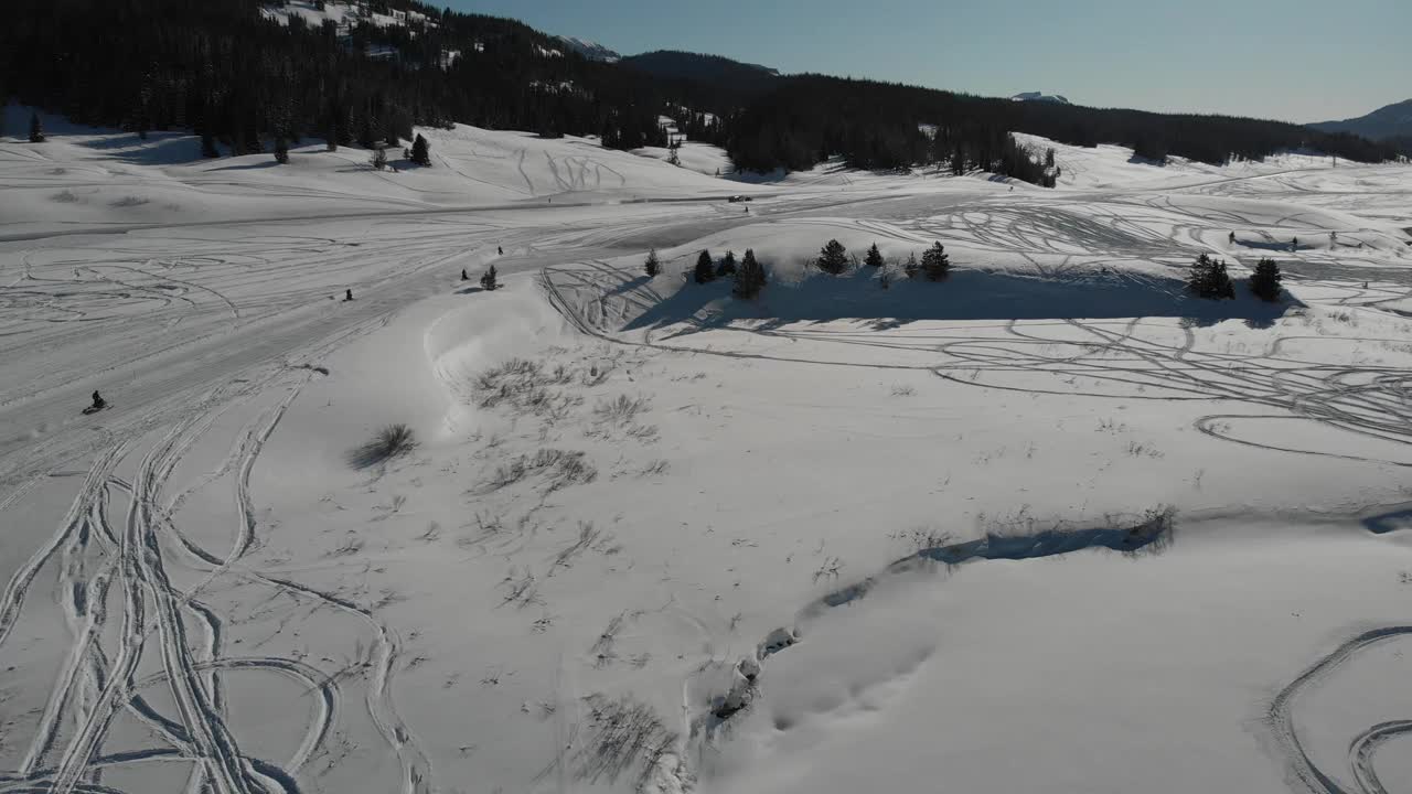 四辆雪地摩托到达他们的卡车视频素材