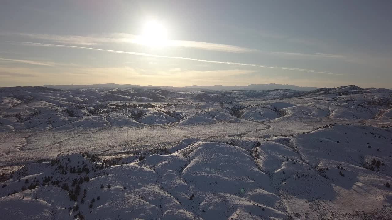 冰雪覆盖的动态和丘陵沙漠景观视频下载