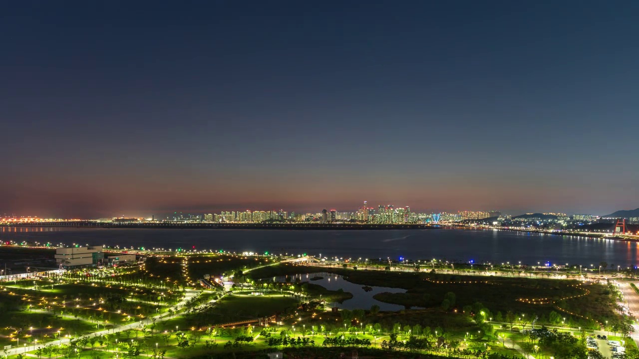 ▽从日落到黑夜=京畿始兴市培歌新城市和松岛国际商圈中心的培歌生命公园视频素材