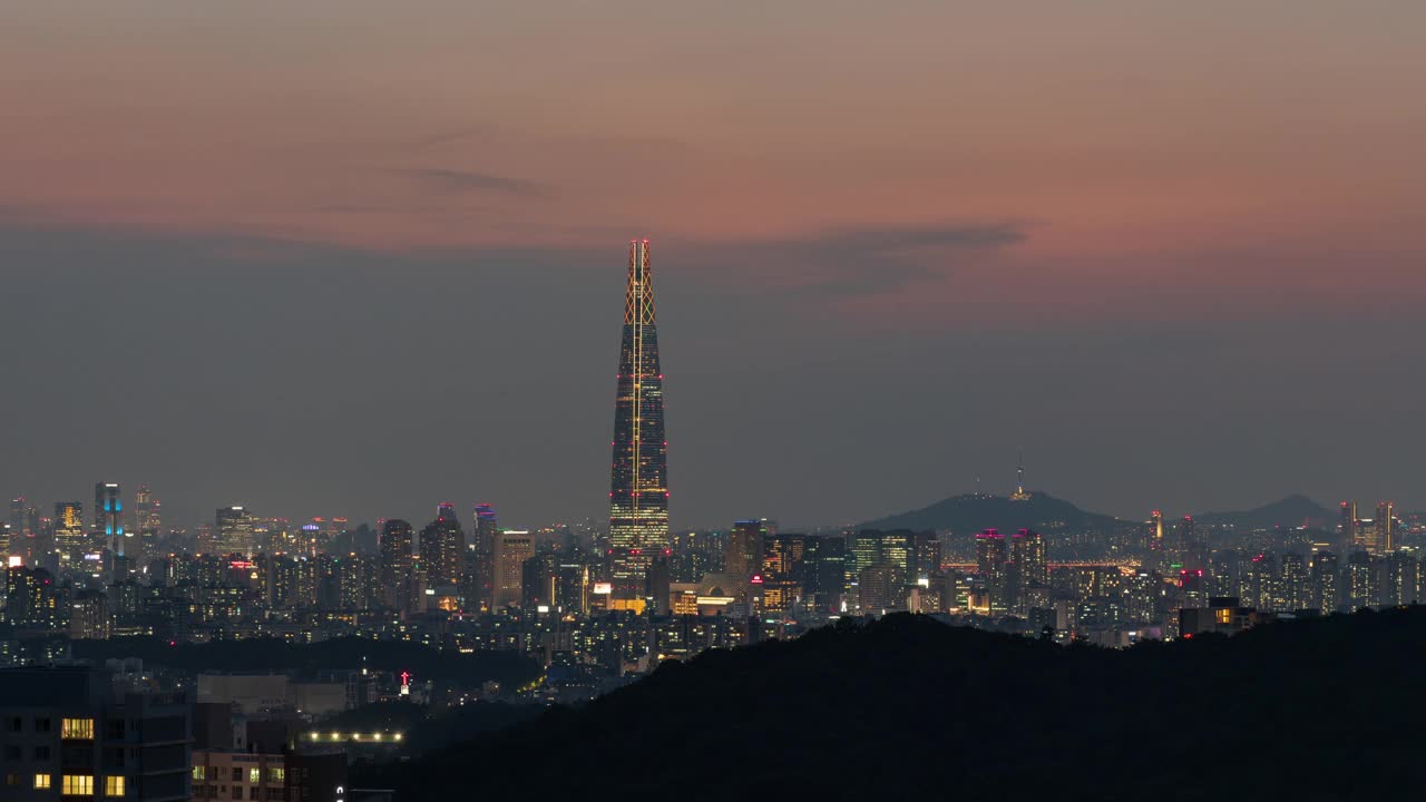 韩国首尔蚕室区松坡区乐天世界大厦和N首尔大厦周围的夜晚视频素材