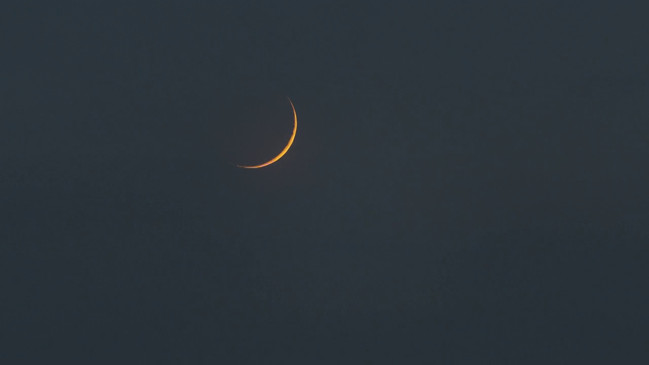 夜晚——天空中的新月/韩国首尔视频素材