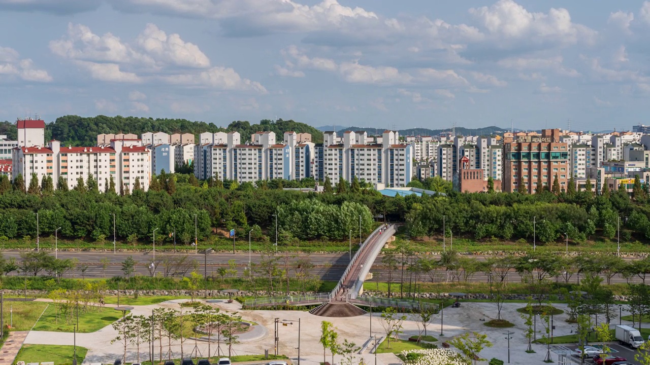 ▽白天=在京畿始兴市培歌新城市西海路和公寓上空飘过的云朵视频素材