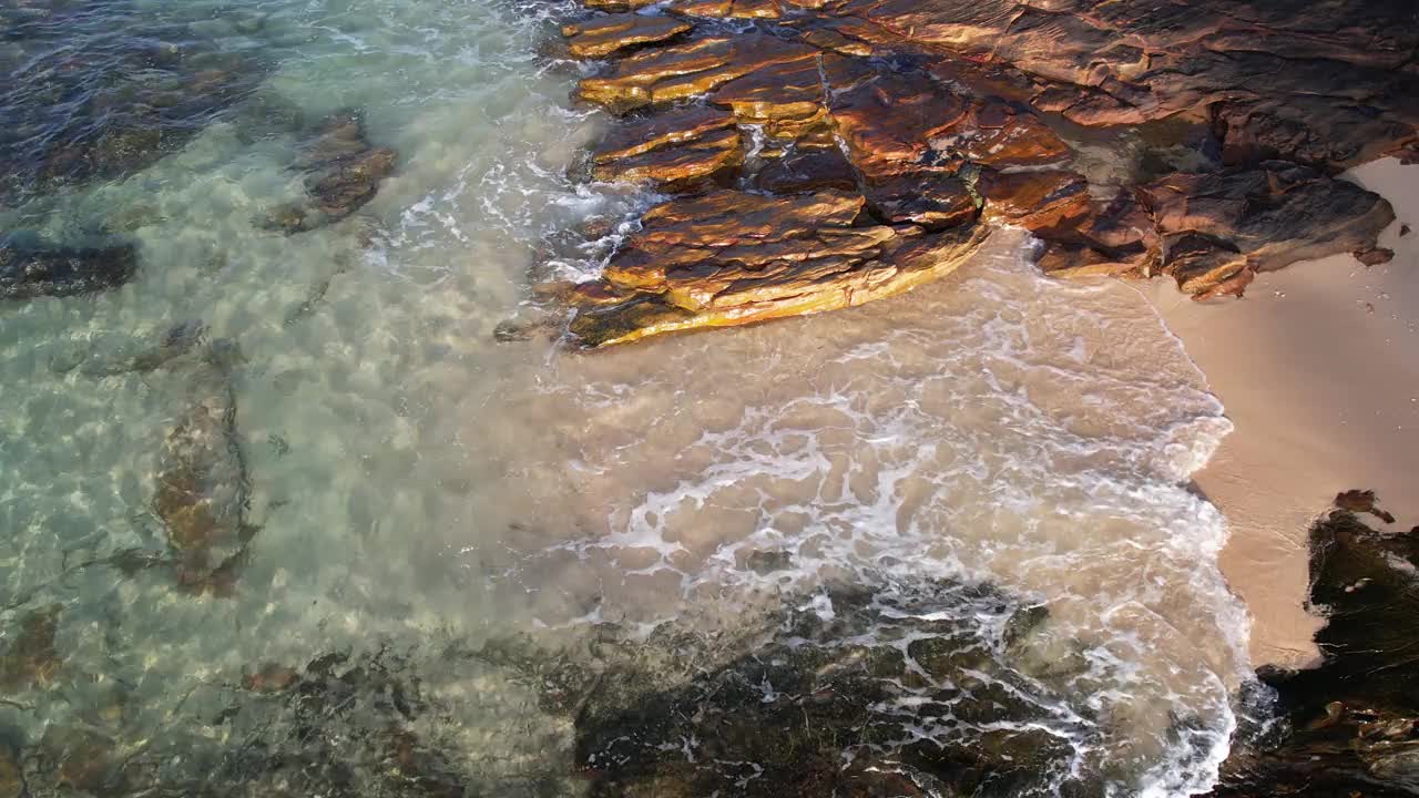 傍晚，岛上的海水吹上岩石，阳光在傍晚照射在海面上。视频素材