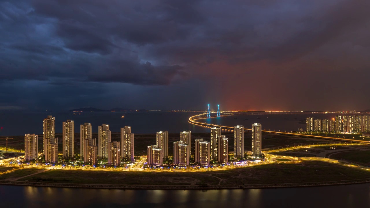 ▽夜晚=仁川松岛国际商圈(延寿区)松岛地标城市(Songdo Landmark City)的西海仁川大桥和松岛海滨附近的公寓上乌云密布，伴有暴雨和闪电视频素材