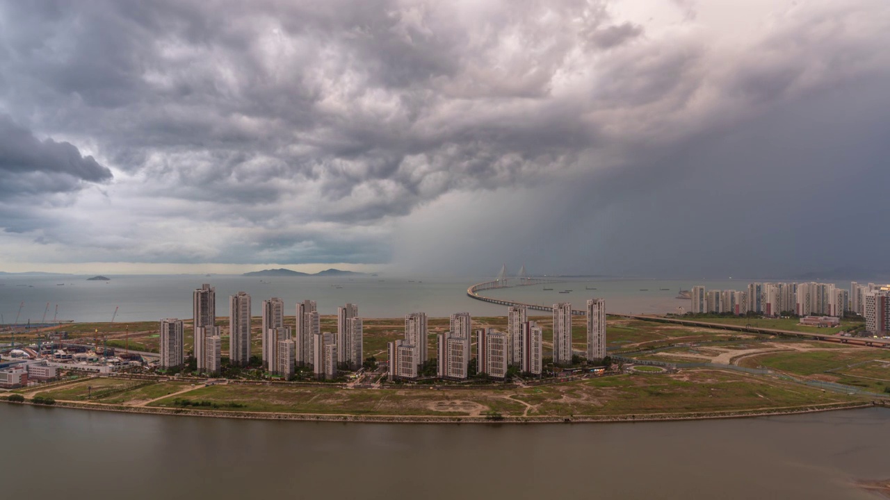 ▽白天=仁川松岛国际商圈(延寿区)松岛地标城市(Songdo Landmark City)的西海仁川大桥和松岛海滨附近的公寓上空乌云密布视频素材