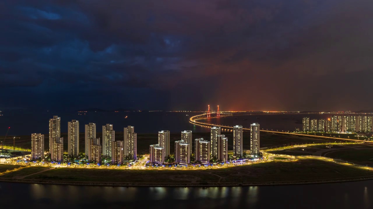 ▽夜晚=仁川松岛国际商圈(延寿区)松岛地标城市(Songdo Landmark City)的西海仁川大桥和松岛海滨附近的公寓上乌云密布，伴有暴雨和闪电视频素材