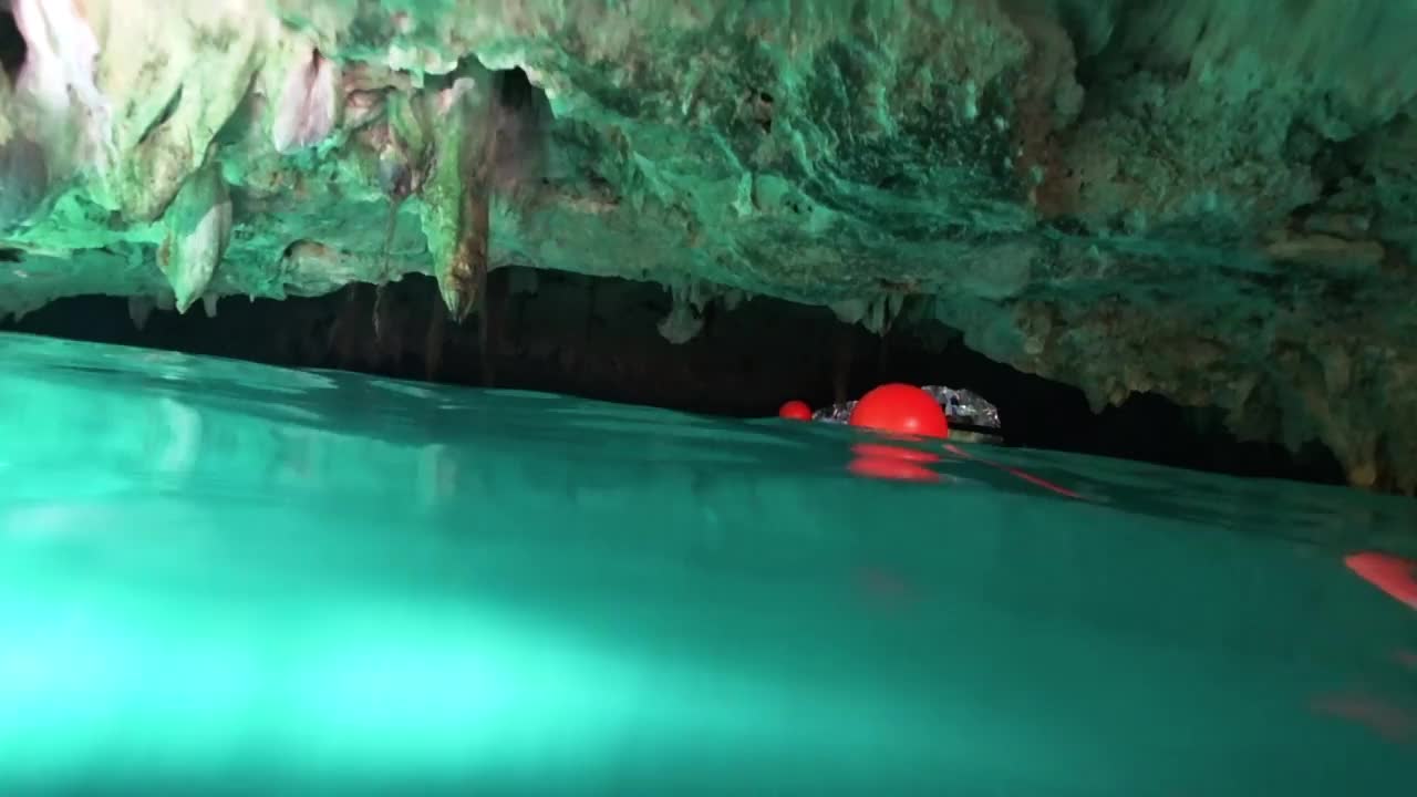 在墨西哥图卢姆，和飞翔的蝙蝠一起在“大天然井”(Gran Cenote)天然石灰岩洞穴中游泳视频下载