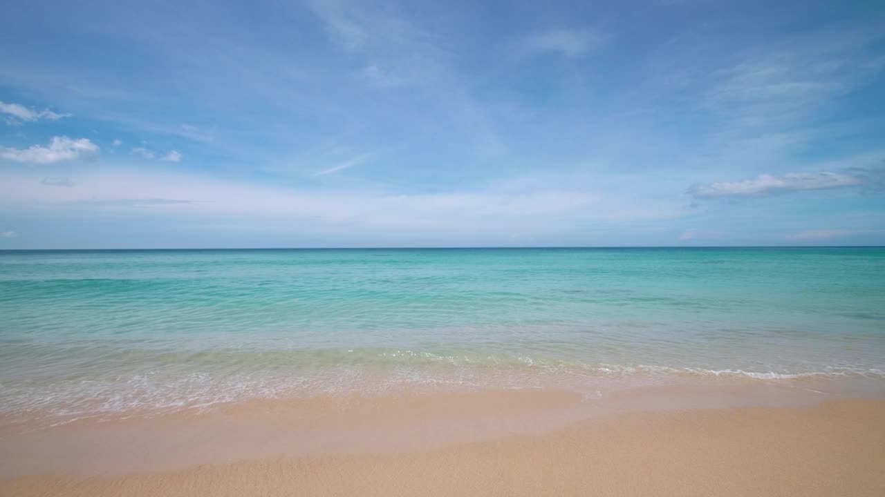 泰国普吉岛的海滩。美丽的热带海滩，蓝天白云。热带海滩，海浪冲击着空荡荡的海滩。安达曼海，沙滩和天空在美丽的夏日假日视频素材