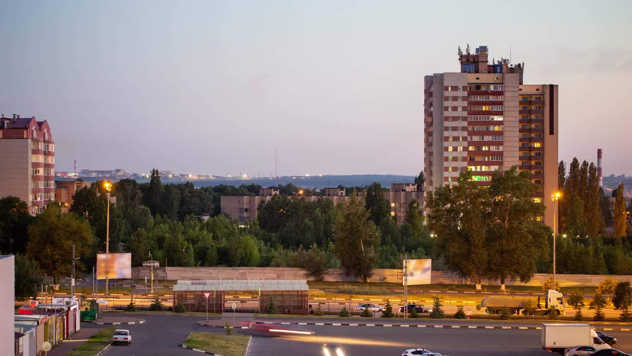 傍晚的城市交通，时间流逝。城市夜景。晚上建筑、城市景观。建筑剪影在夕阳下的天际线。汽车交通。视频素材