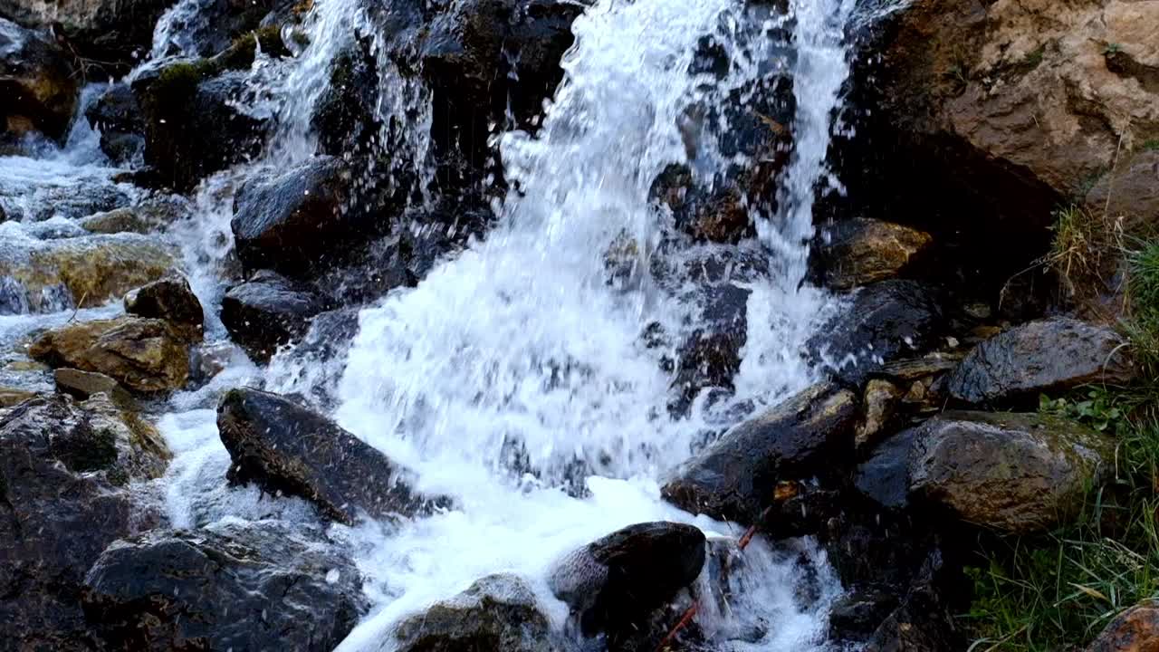 流过石头的河流视频素材