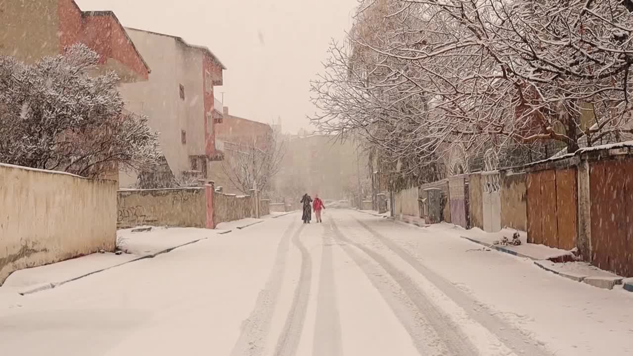 土耳其埃尔祖鲁姆下大雪。
这个城市的气温达到零下50摄氏度。
下雪时走在街上的不显眼的人。
美丽的自然风光。
冬季旅游。
冰,冻结,冻结视频素材