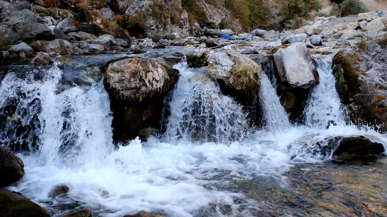 流过石头的河流视频素材